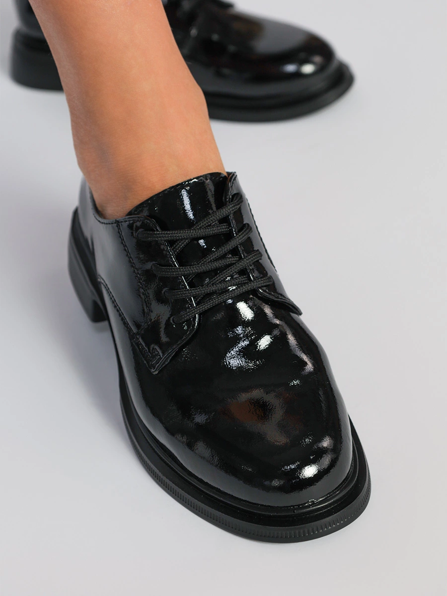 Туфли лакированные черного цвета со шнуровкой